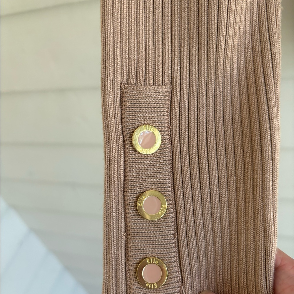 Elie Elie Tahari Ribbed Tan V-Neck Top NWOT - Picture 3 of 9